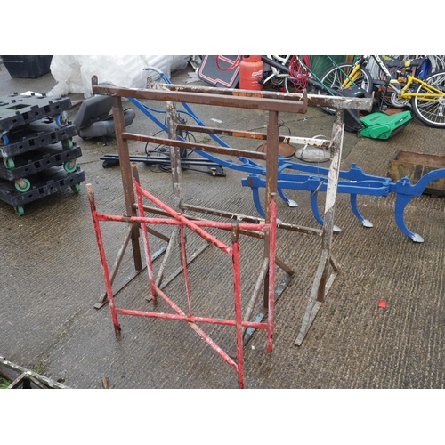 84 - BUILDING TRESTLES