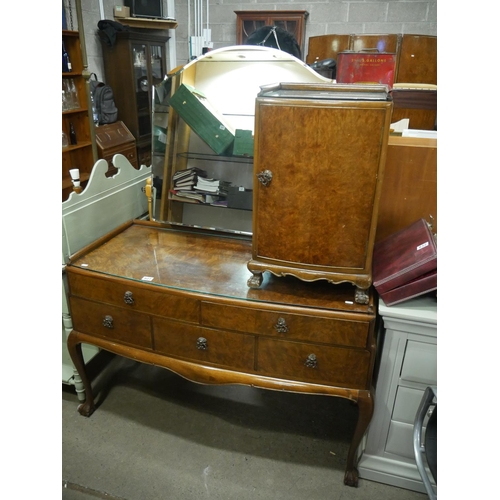 827 - DRESSING TABLE & LOCKER