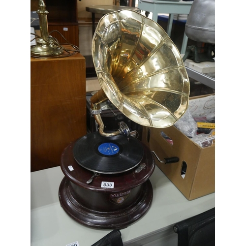 833 - GRAMOPHONE