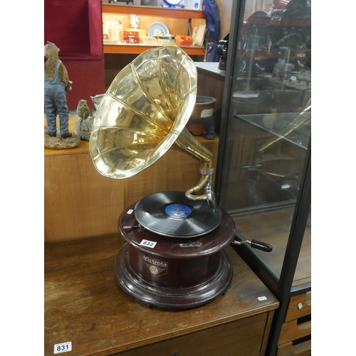 832 - GRAMOPHONE