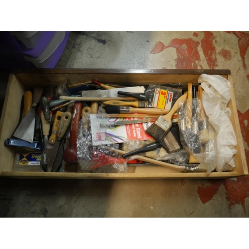 865 - WOODEN DRAWER OF PAINT BRUSHES ETC