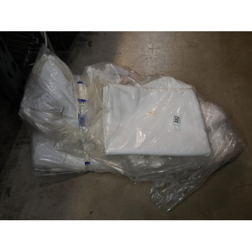 882 - LOT OF LINEN