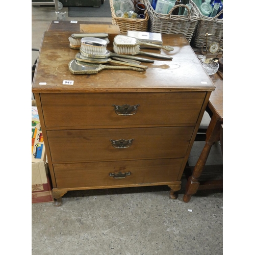 841 - CHEST OF DRAWERS & DRESSING TABLE ITEMS