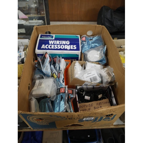 870 - BOX OF ELECTRICAL ITEMS