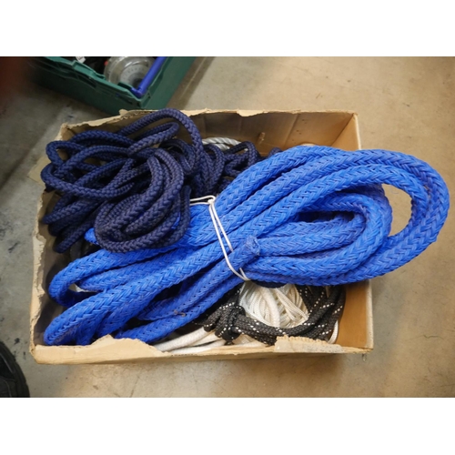 880 - BOX OF ROPE