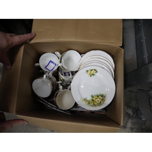 894 - BOX OF MIXED CHINA