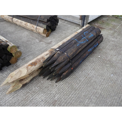 1 - BUNDLE OF 5 FT POSTS & STRAINERS