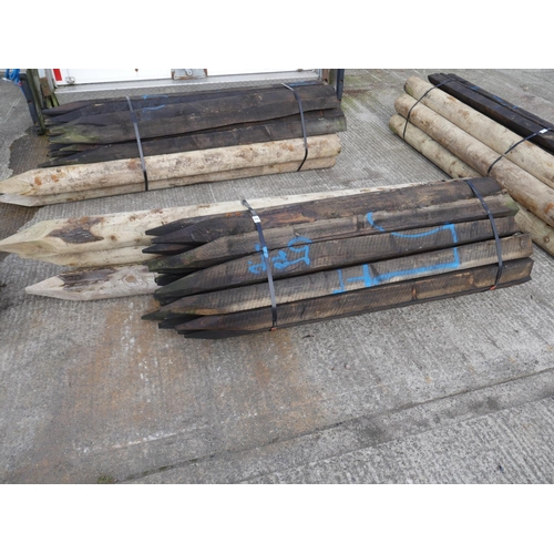 2 - BUNDLE OF 5 FT POSTS & STRAINERS