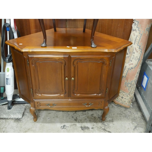 486 - TV CABINET