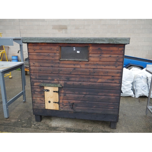 30 - LARGE CHICKEN COOP