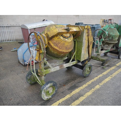 41 - YELLOW CEMENT MIXER - WORKING