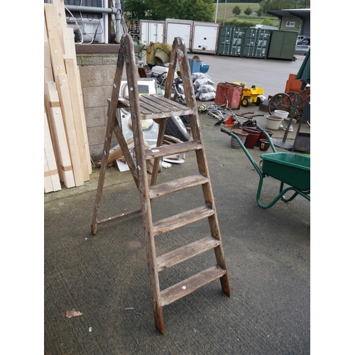 81 - WOODEN STEP LADDER