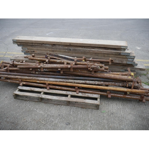 61 - LOT OF SCAFFOLDING & PLANKS