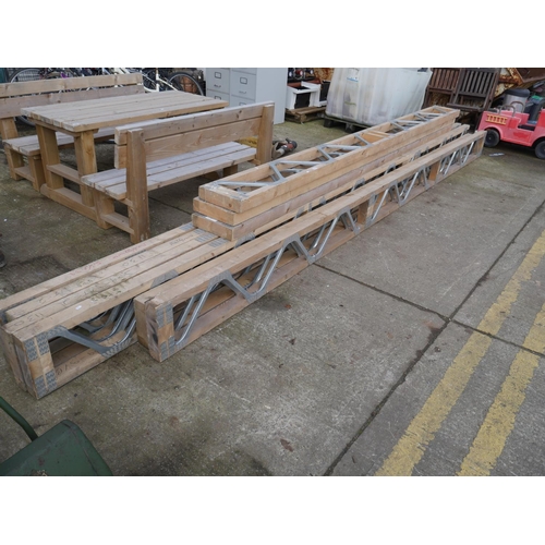 21 - LOT OF LATTICE TRUSSES