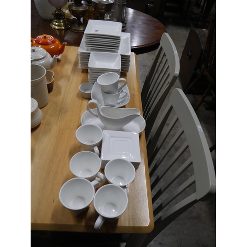 560 - WHITE DINNER SET