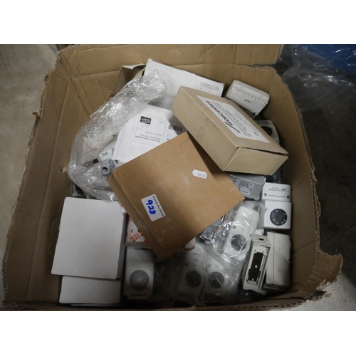 928 - BOX OF ROOM THERMOSTATS