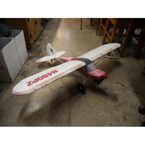 848 - MODEL AIRPLANE