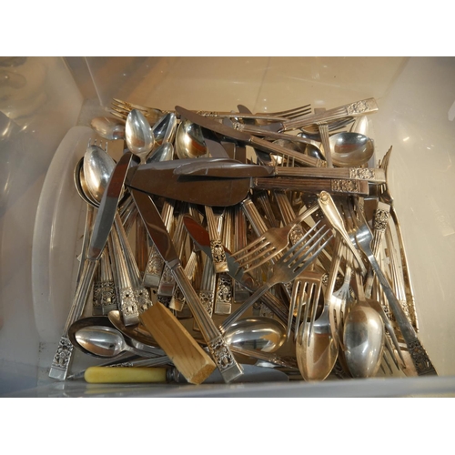 622 - BOX OF CUTLERY