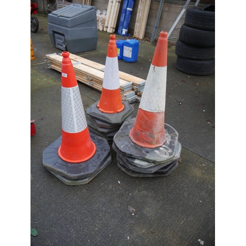 81 - LOT OF ROAD CONES