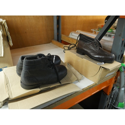 825 - 2 PAIRS OF WORK BOOTS