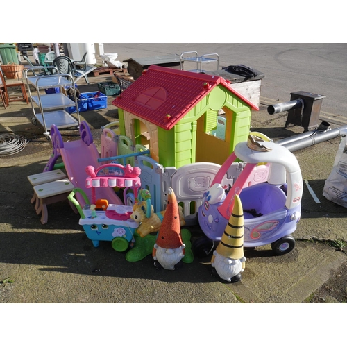 52 - PLAY HOUSE & TOYS