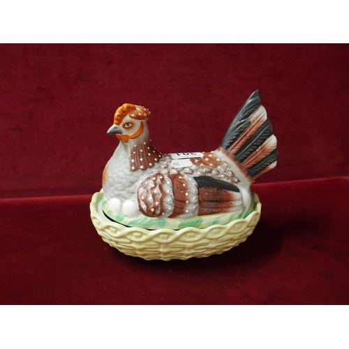 301 - EARLY STAFFORDSHIRE HEN
