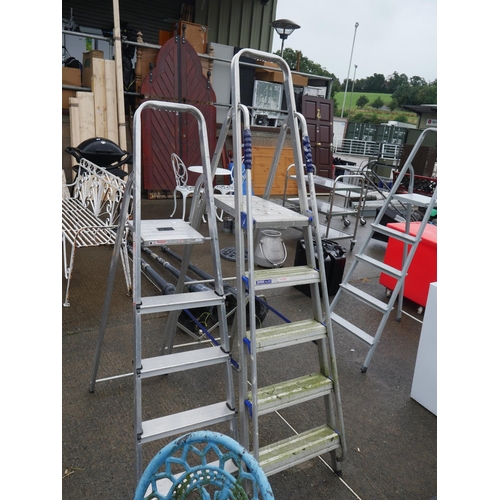 132 - 2X STEPLADDERS