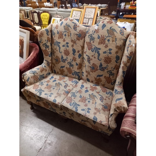 561 - WINGBACK SETTEE