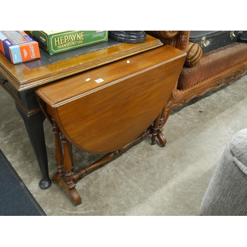 577 - ANTIQUE SUTHERLAND TABLE