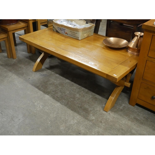 586 - COFFEE TABLE