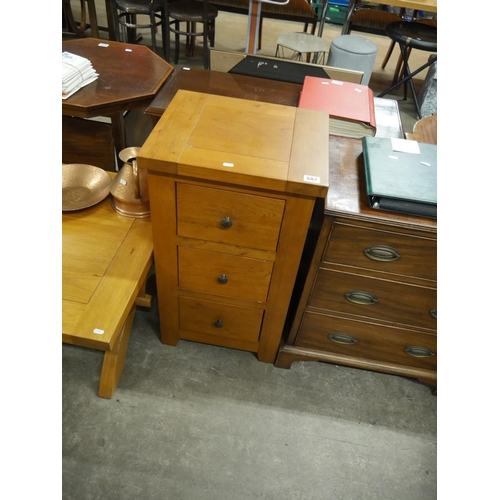 587 - 3 DRAWER CHEST