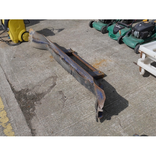 68 - FORKLIFT SCRAPER