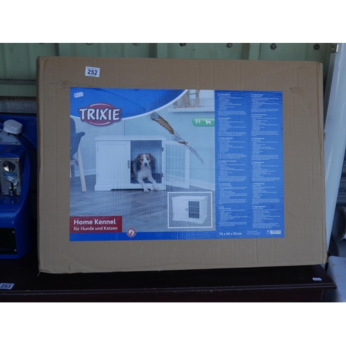 252 - INDOOR PET KENNEL