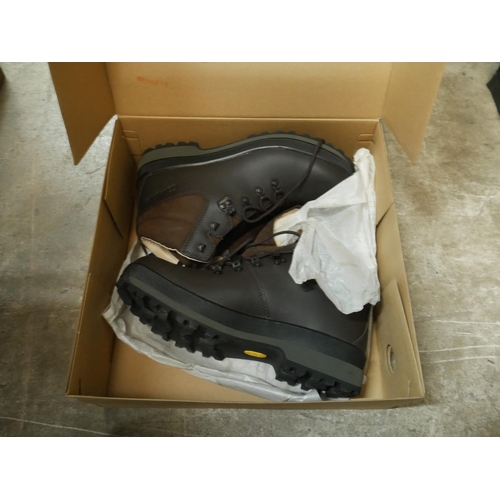 PAIR OF GORTEX BOOTS SIZE 9