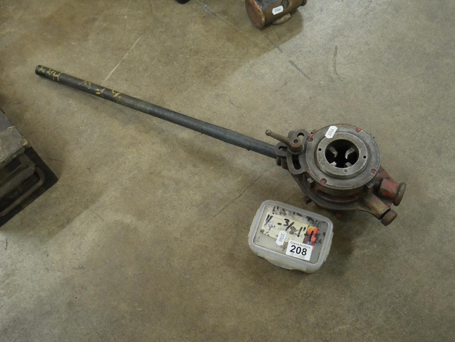 PIPE THREADING TOOL WITH DIES