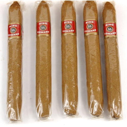 129 - Smoking interest 18 King Edward cigars, each 12.5cm long