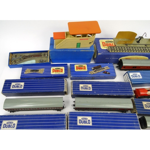 549 - Large quantity of boxed Hornby Dublo items including, carriages, turntables, tracks, etc