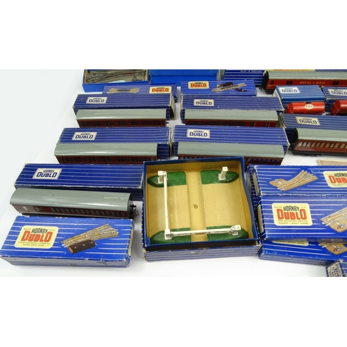 549 - Large quantity of boxed Hornby Dublo items including, carriages, turntables, tracks, etc