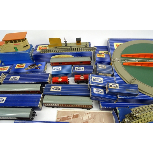 549 - Large quantity of boxed Hornby Dublo items including, carriages, turntables, tracks, etc