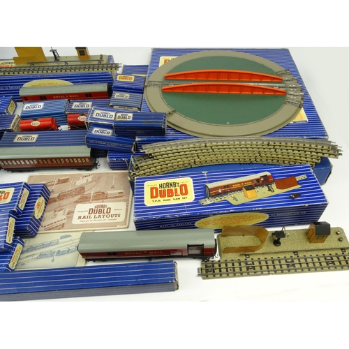 549 - Large quantity of boxed Hornby Dublo items including, carriages, turntables, tracks, etc