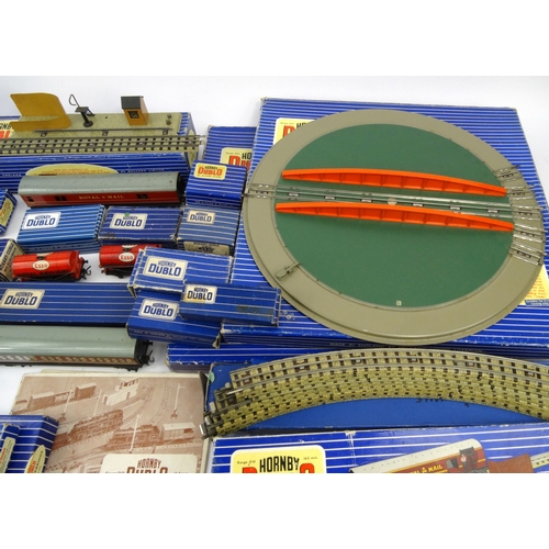 549 - Large quantity of boxed Hornby Dublo items including, carriages, turntables, tracks, etc