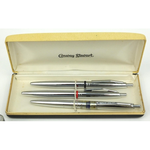 81 - Selection of assorted fountain pens including boxed Parker and a bottle of Parker Super Quink