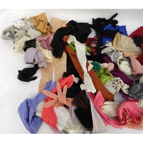 526 - Large collection of vintage lady's gloves in pairs