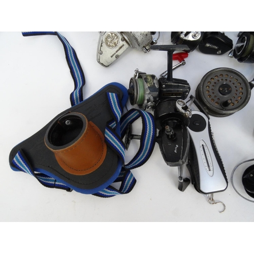 535 - Selection of vintage and later fishing reels including a Bakelite example, Leeda, Mirage, Daiwa, etc