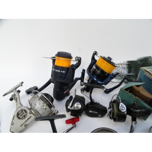 535 - Selection of vintage and later fishing reels including a Bakelite example, Leeda, Mirage, Daiwa, etc