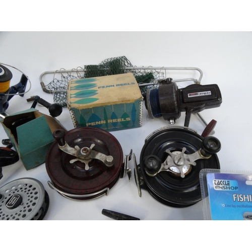 535 - Selection of vintage and later fishing reels including a Bakelite example, Leeda, Mirage, Daiwa, etc