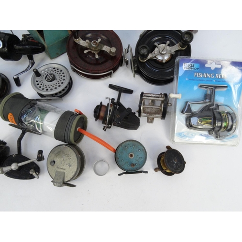 535 - Selection of vintage and later fishing reels including a Bakelite example, Leeda, Mirage, Daiwa, etc