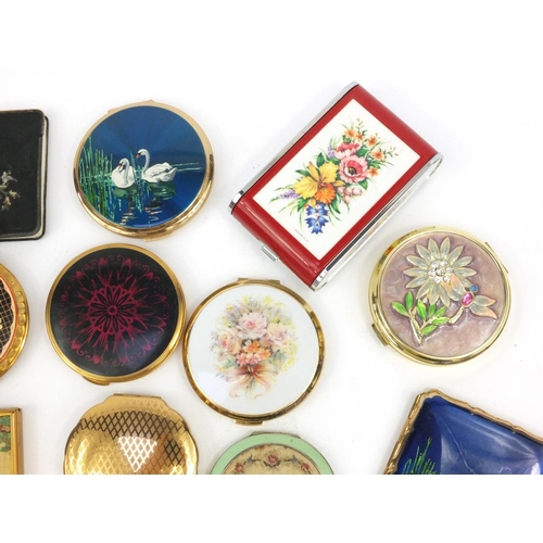 207 - Large selection of lady's compacts including musical, floral Stratton examples and some in cases