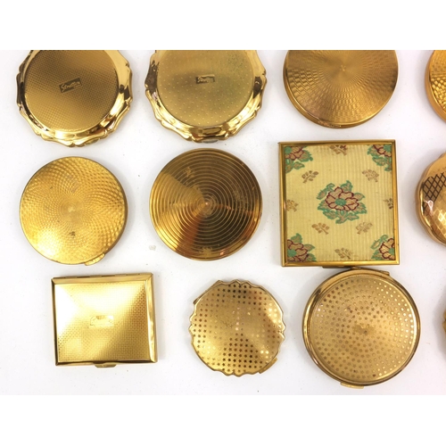 207 - Large selection of lady's compacts including musical, floral Stratton examples and some in cases