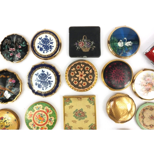 207 - Large selection of lady's compacts including musical, floral Stratton examples and some in cases